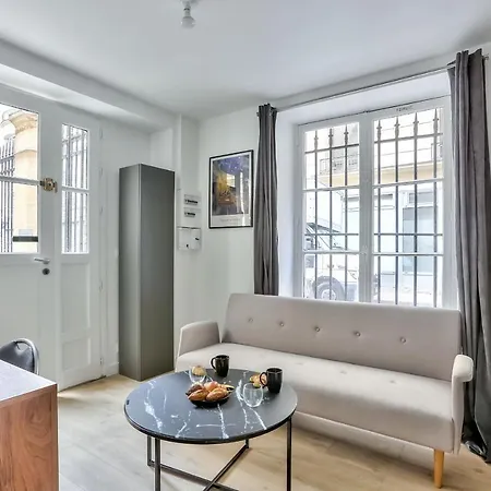 Guestready -- Modern Minimalist Apartment Faubourg-Montmarte