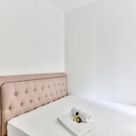 Guestready -- Modern Minimalist Apartment Faubourg-Montmarte *